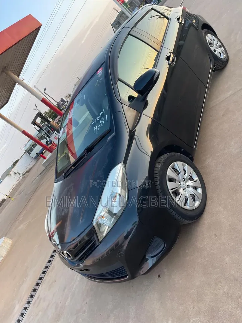 Toyota Vitz 1.3 FWD 5dr 2012 Black