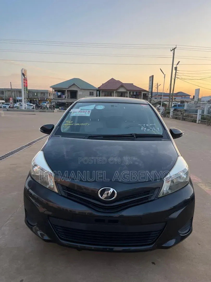 Toyota Vitz 1.3 FWD 5dr 2012 Black