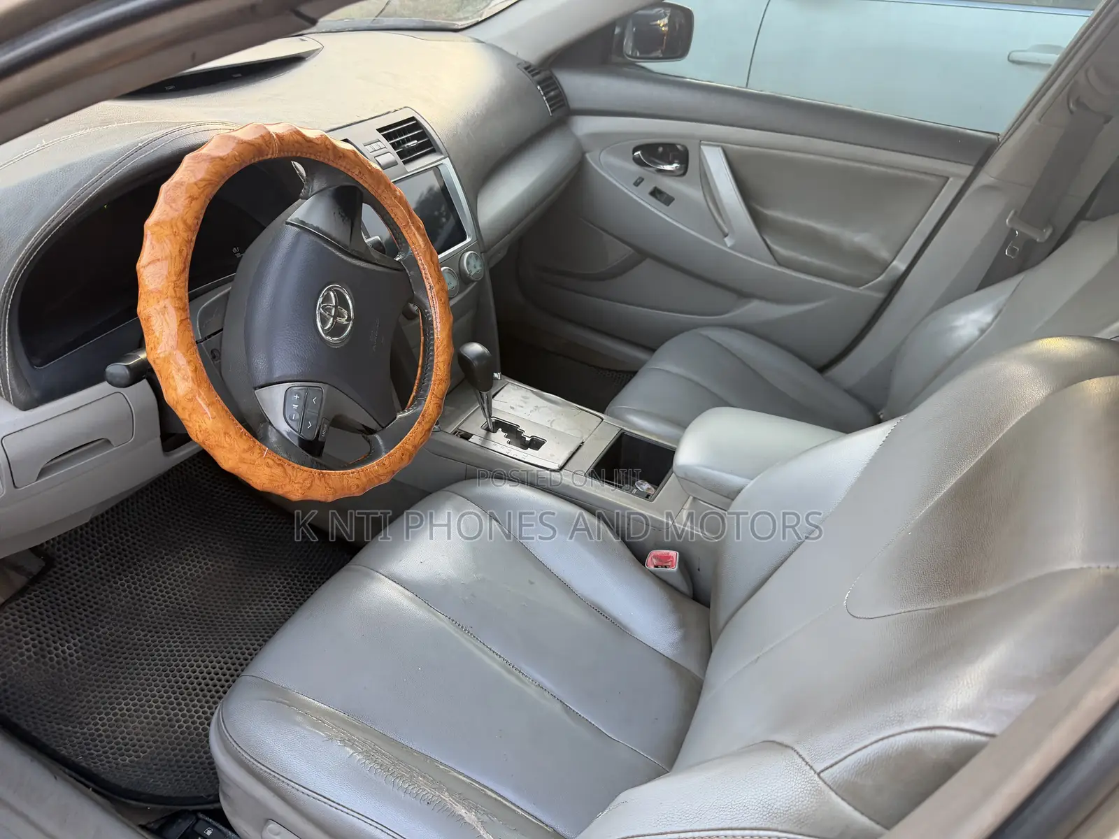Toyota Camry LE 4dr Sedan (2.5L 4cyl 6AM) 2010 Gold