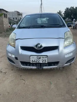 Toyota Vitz 2010 Silver