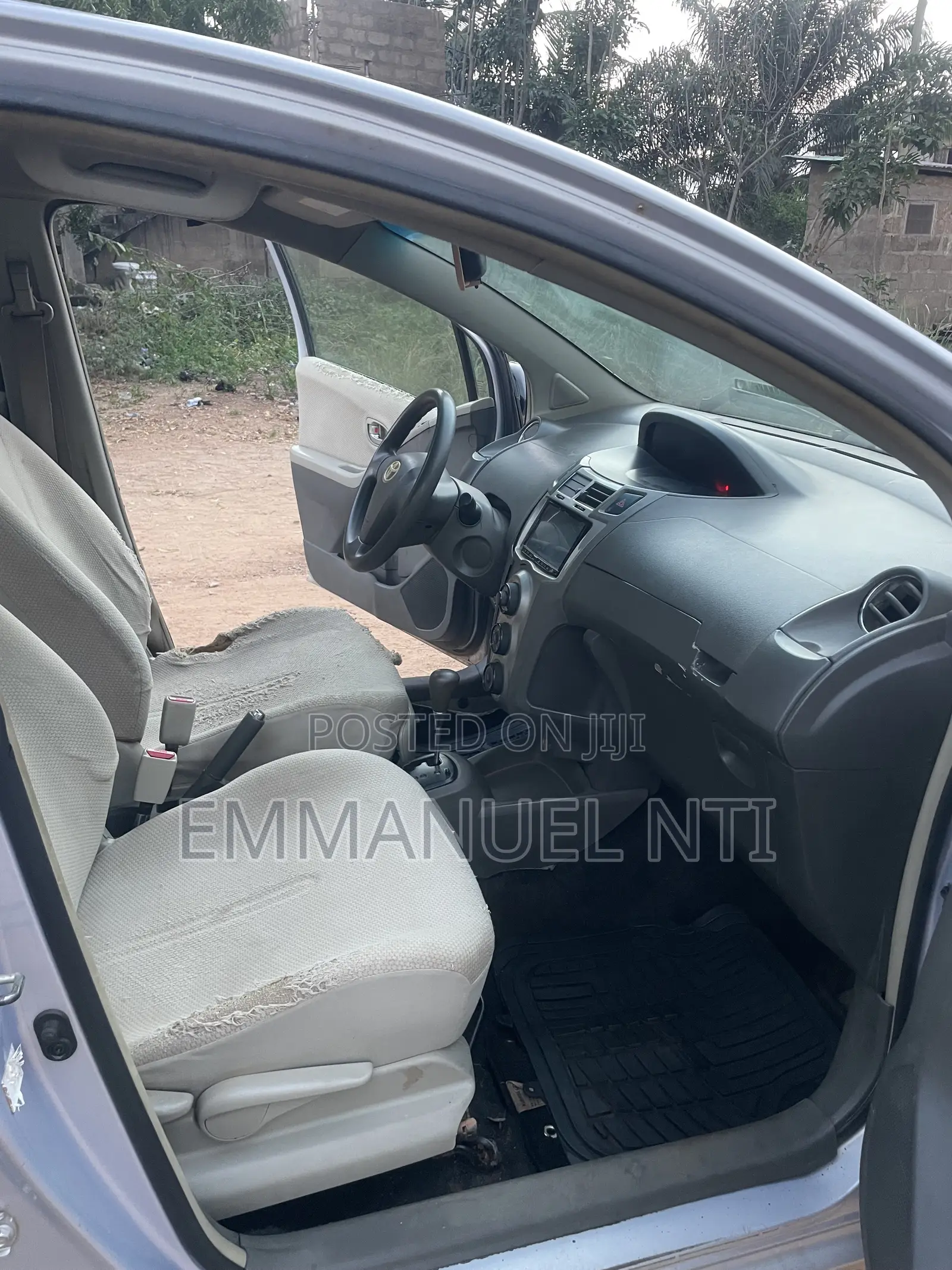 Toyota Vitz 2010 Silver