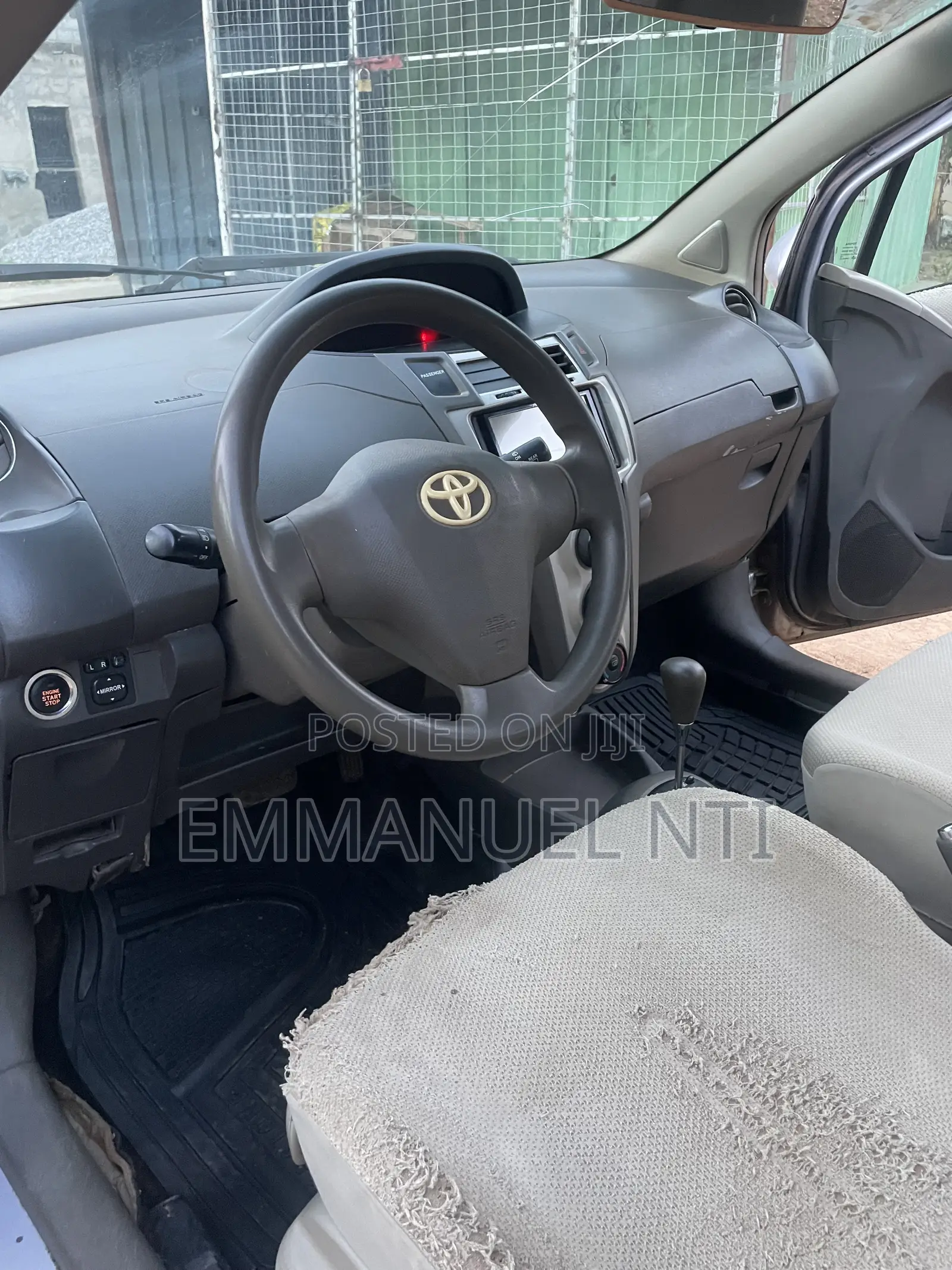 Toyota Vitz 2010 Silver