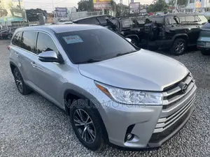 Toyota Highlander LE 2019 Silver