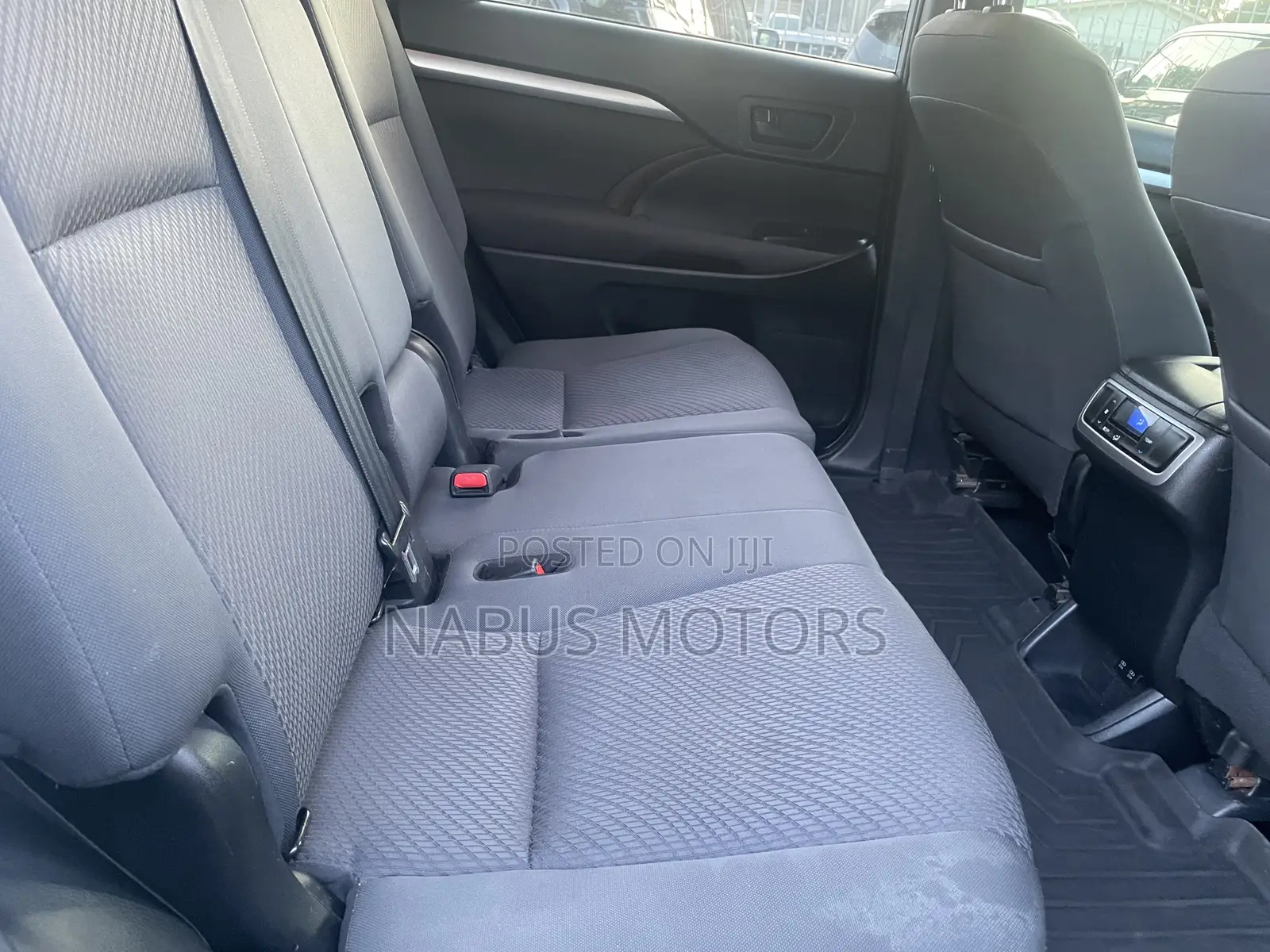 Toyota Highlander LE 2019 Silver