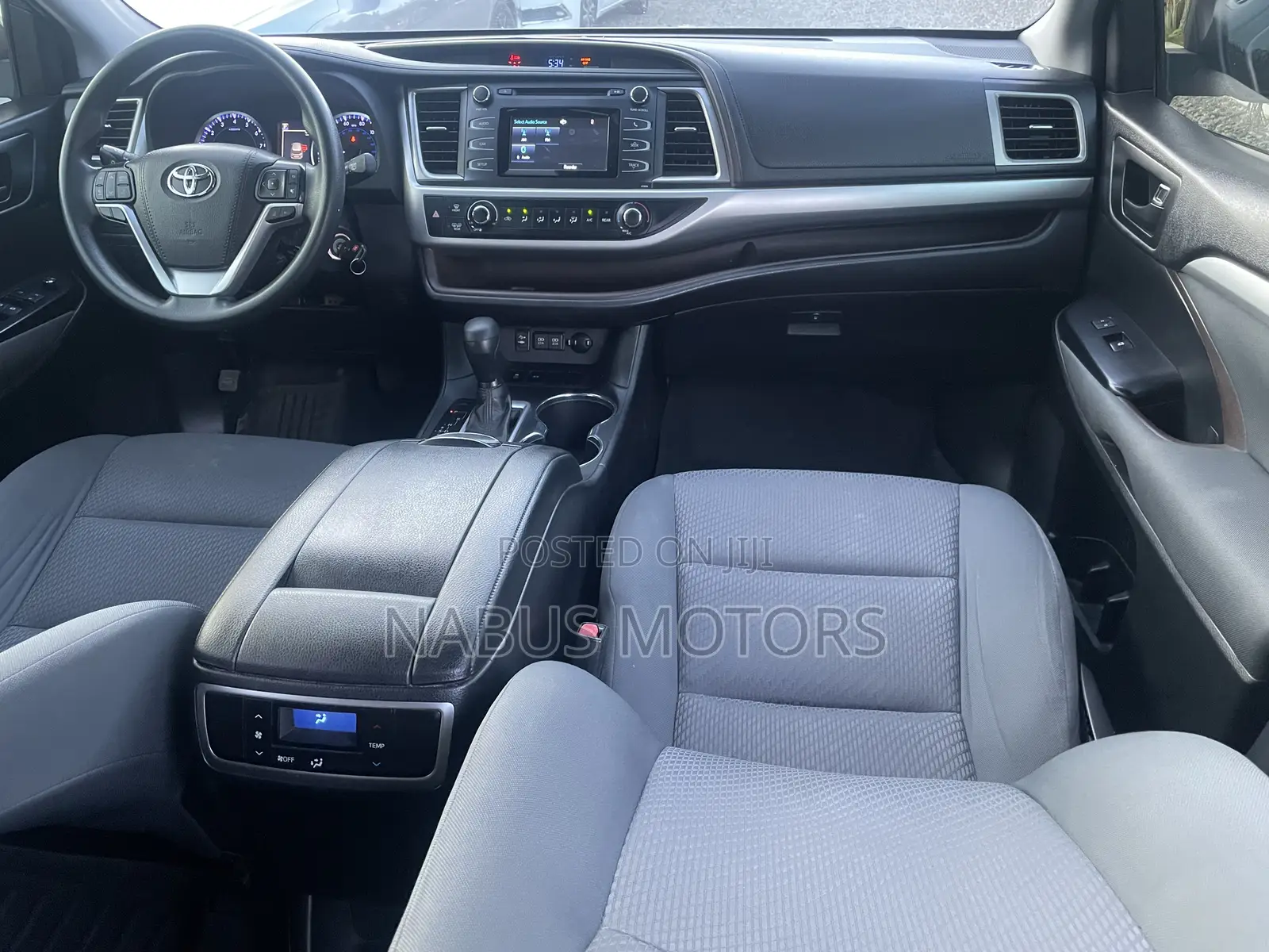 Toyota Highlander LE 2019 Silver
