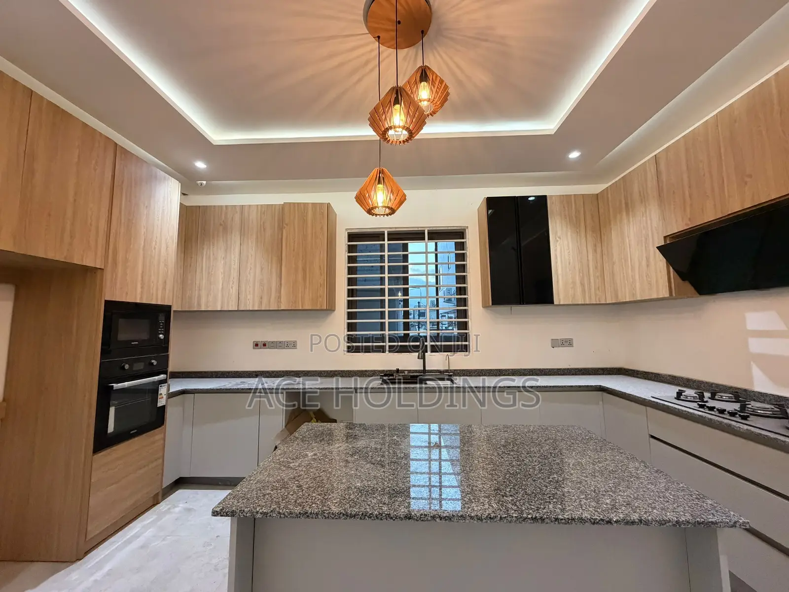 4bdrm Mansion in Nmai Dzorn, School Junction for sale