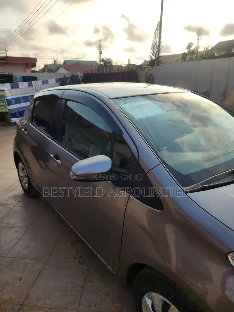 Toyota Vitz 1.3 FWD 5dr 2017 Gray