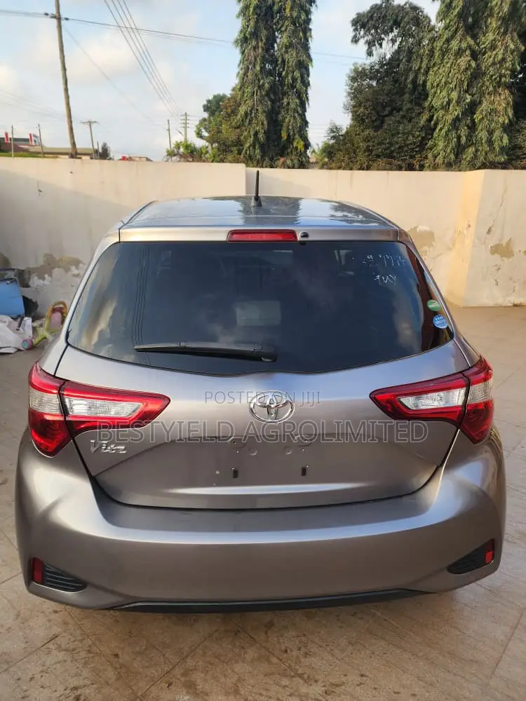 Toyota Vitz 1.3 FWD 5dr 2017 Gray