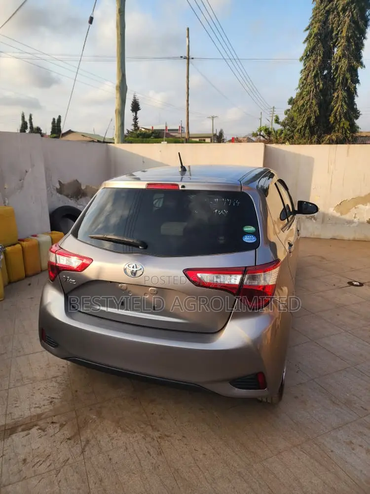 Toyota Vitz 1.3 FWD 5dr 2017 Gray