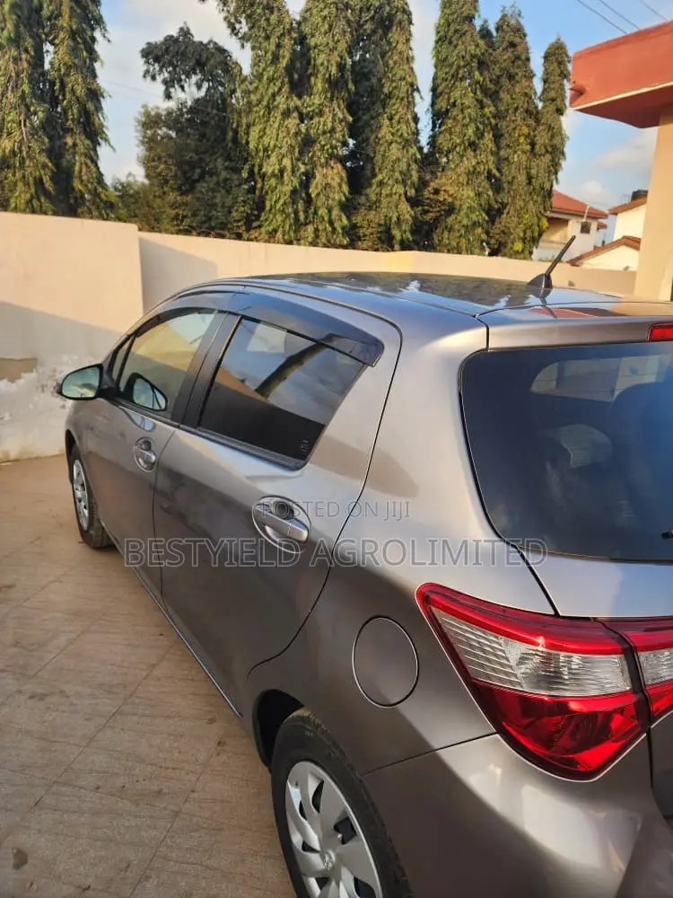 Toyota Vitz 1.3 FWD 5dr 2017 Gray