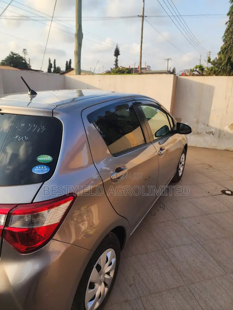 Toyota Vitz 1.3 FWD 5dr 2017 Gray