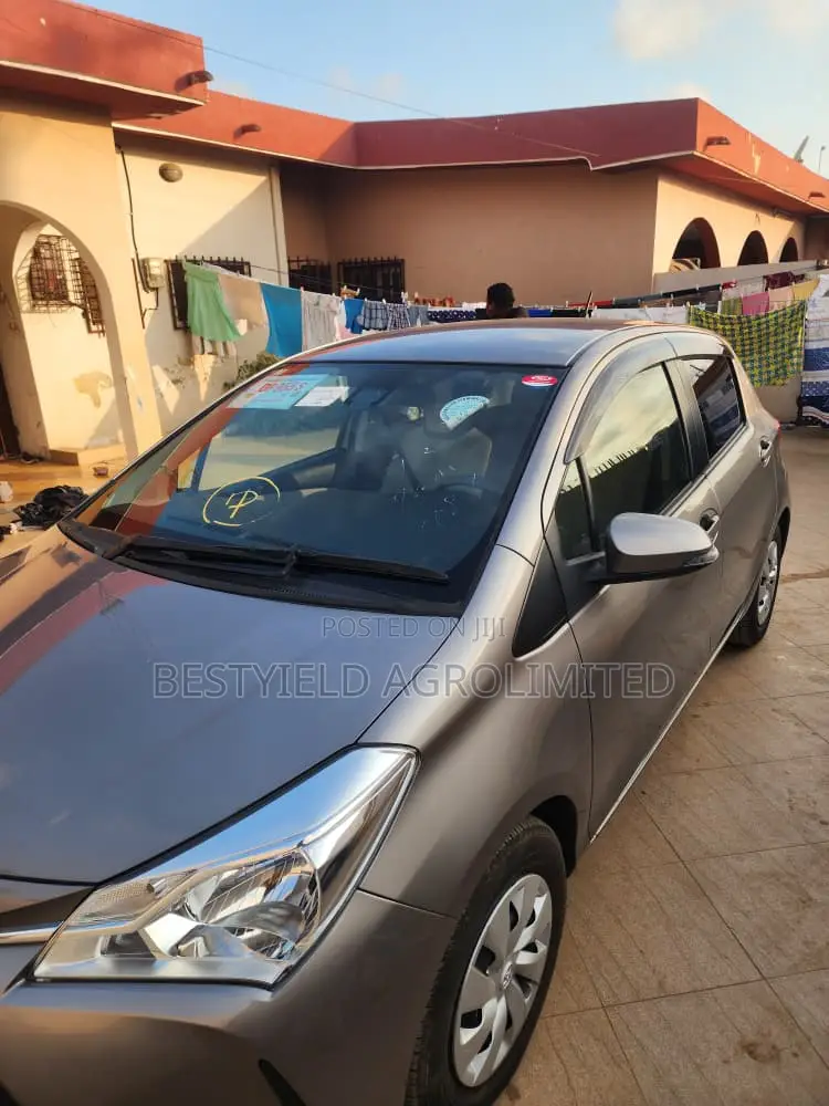Toyota Vitz 1.3 FWD 5dr 2017 Gray