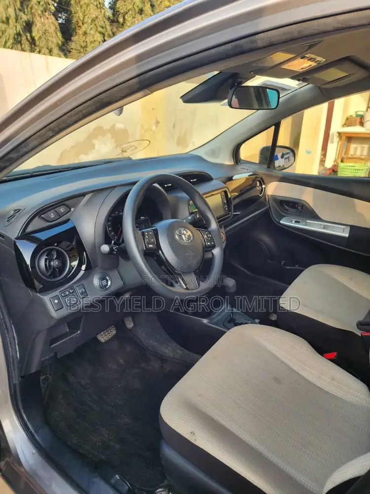 Toyota Vitz 1.3 FWD 5dr 2017 Gray