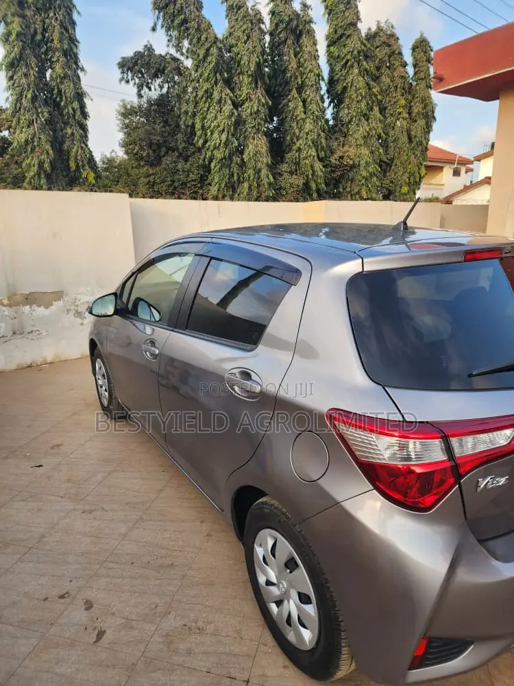 Toyota Vitz 1.3 FWD 5dr 2017 Gray