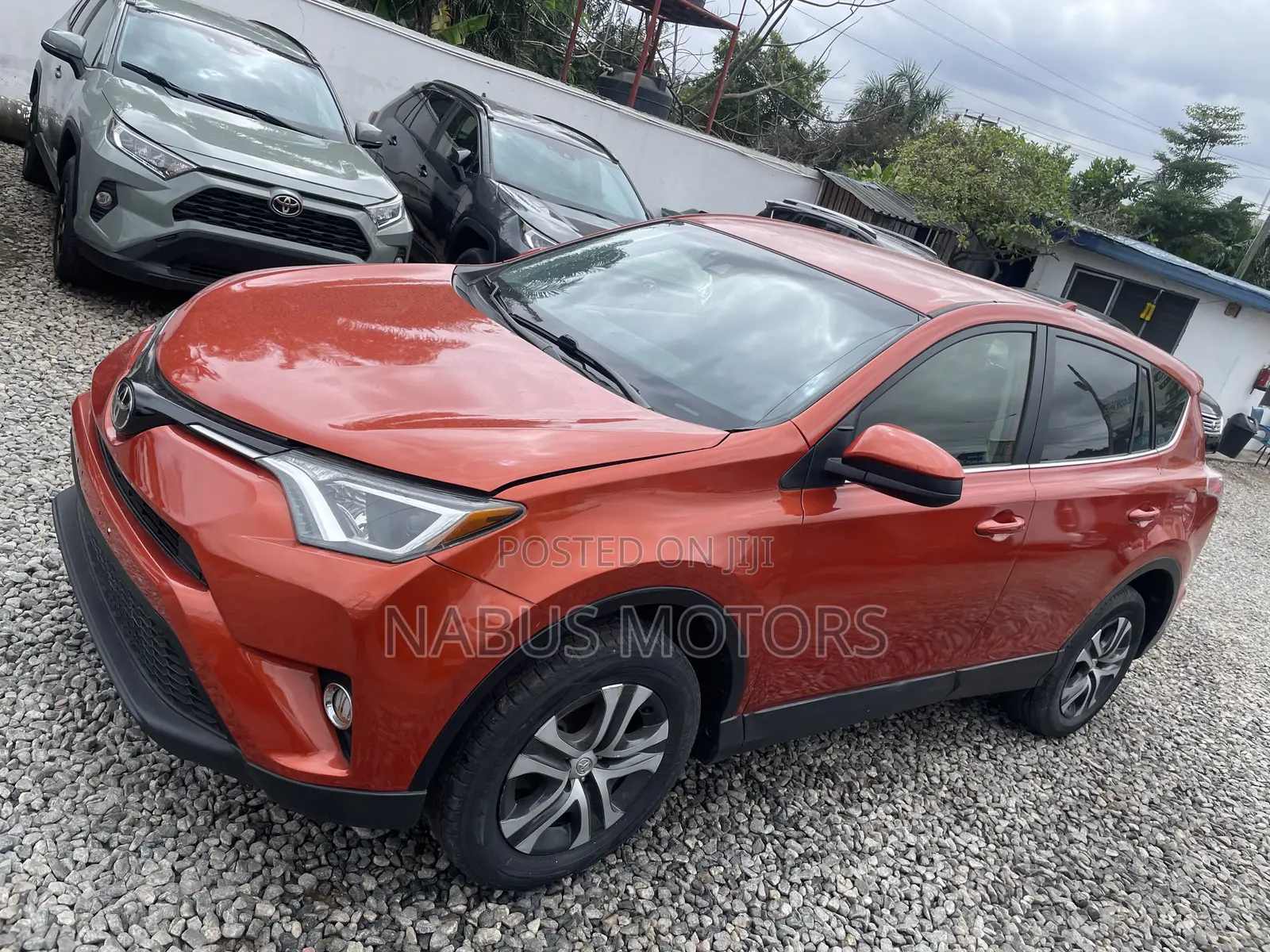 Toyota RAV4 LE 4dr SUV AWD (2.5L 4cyl 6A) 2018 Orange