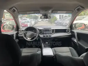 Toyota RAV4 LE 4dr SUV AWD (2.5L 4cyl 6A) 2018 Orange