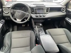 Toyota RAV4 LE 4dr SUV AWD (2.5L 4cyl 6A) 2018 Orange