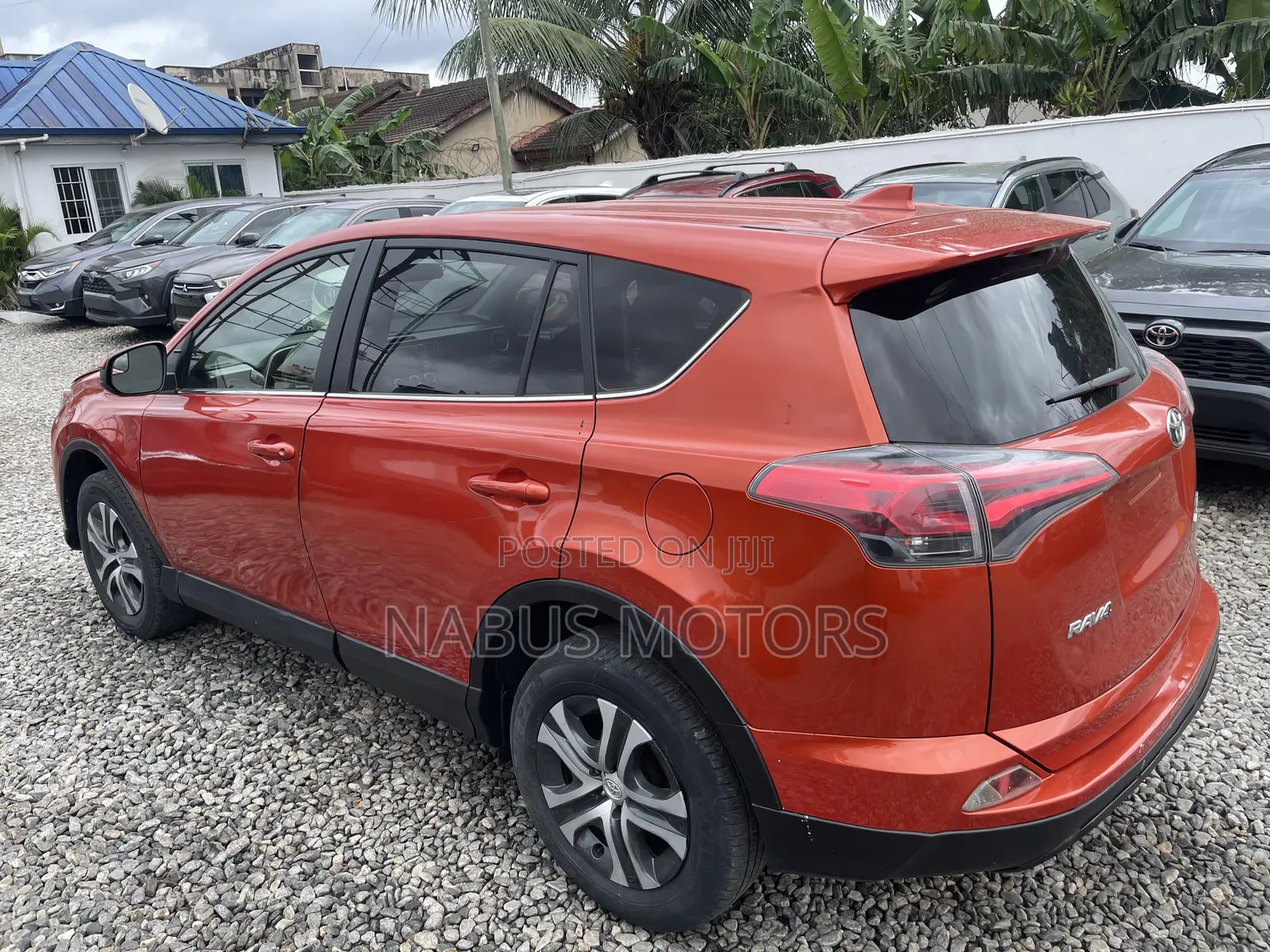 Toyota RAV4 LE 4dr SUV AWD (2.5L 4cyl 6A) 2018 Orange
