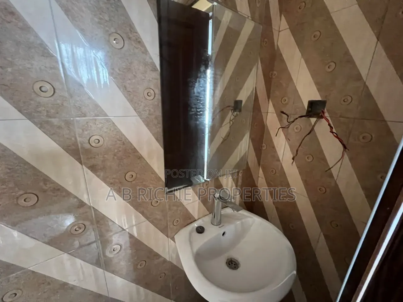 5bdrm Apartment in Ab Richie Properties, Tseaddo for rent