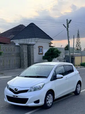 Toyota Vitz 1.3 FWD 5dr 2013 Pearl