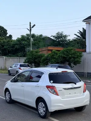 Toyota Vitz 1.3 FWD 5dr 2013 Pearl