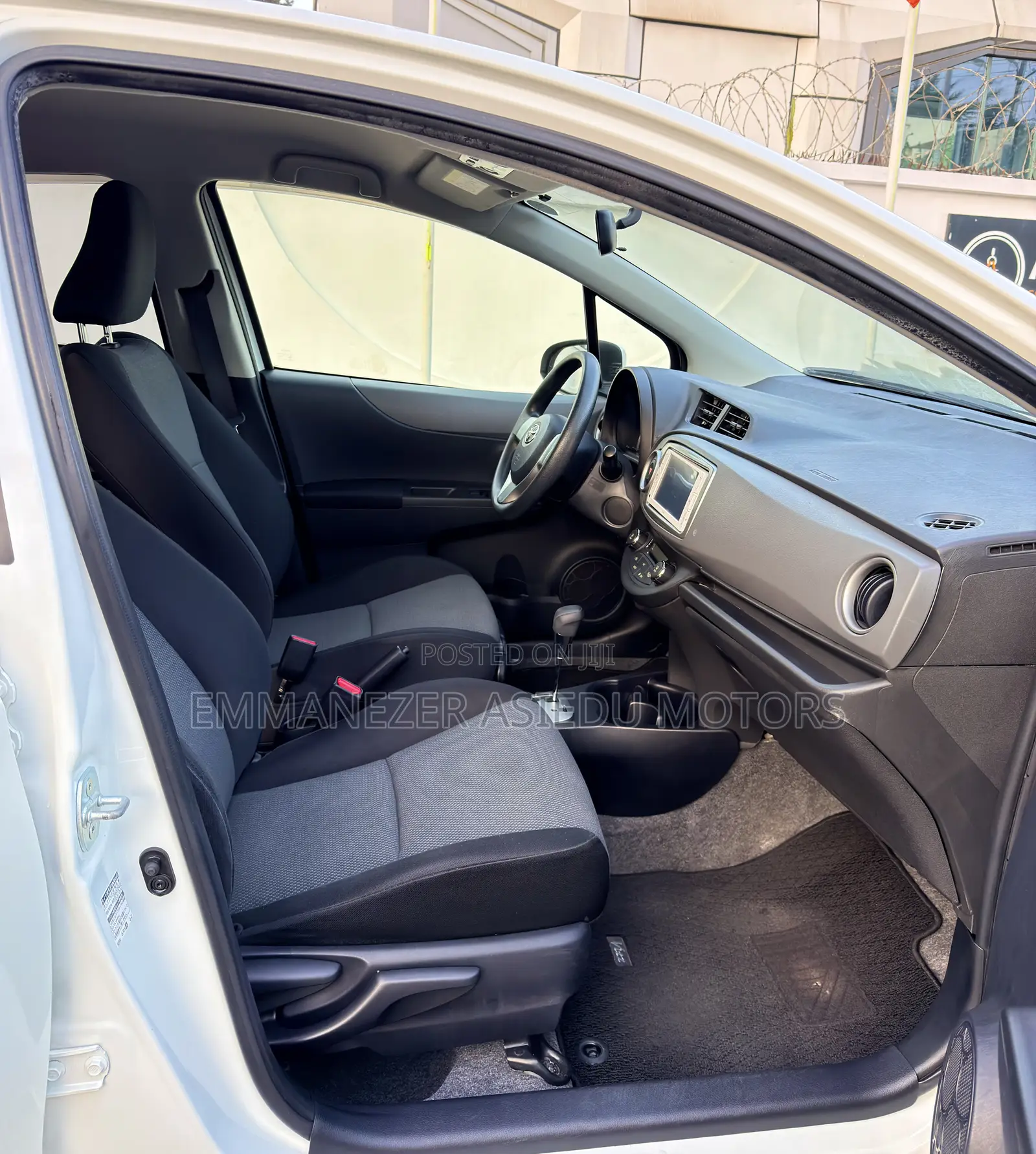 Toyota Vitz 1.3 FWD 5dr 2013 Pearl