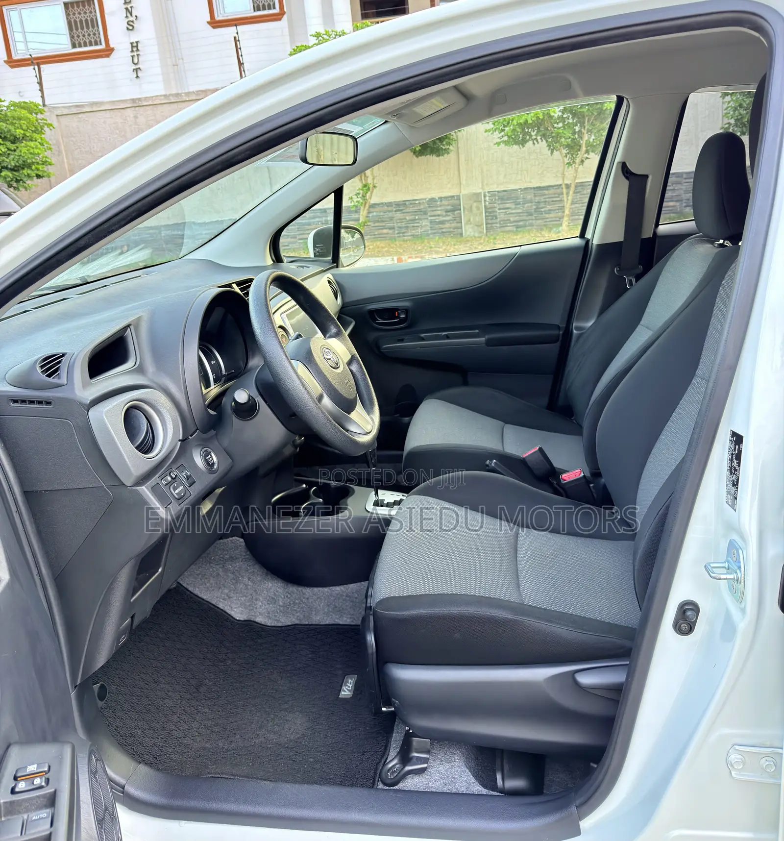Toyota Vitz 1.3 FWD 5dr 2013 Pearl