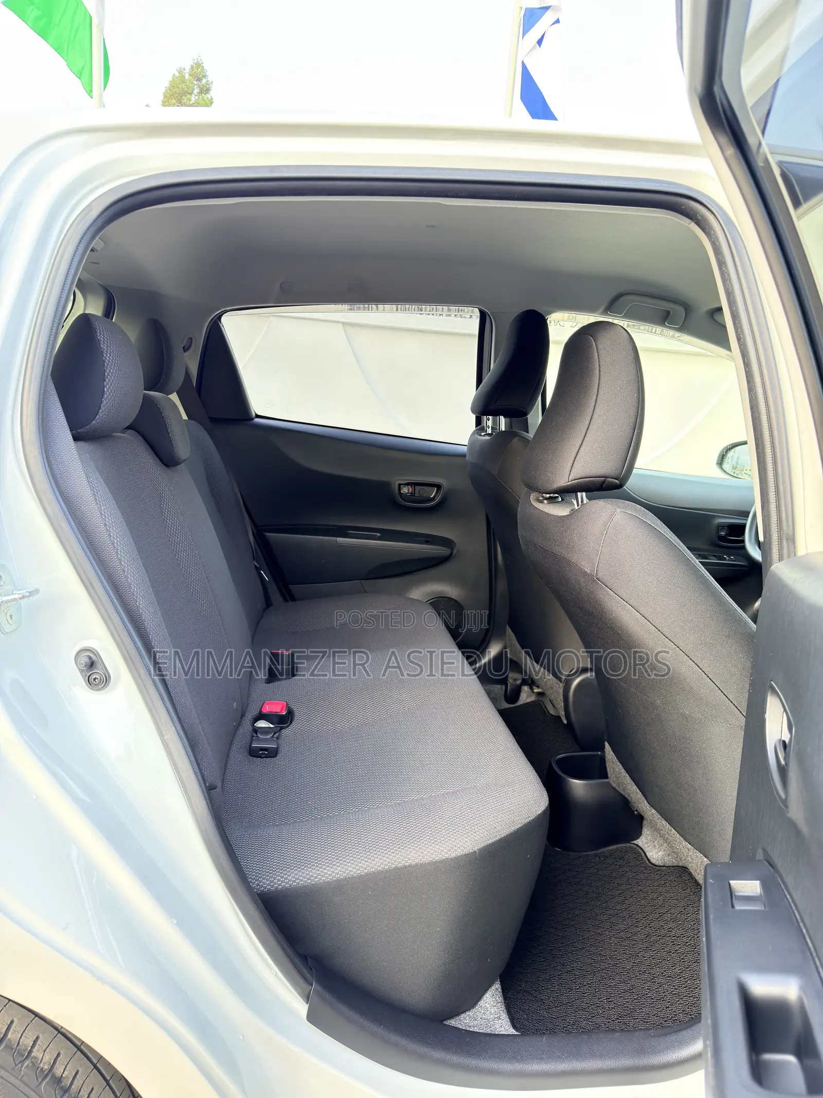Toyota Vitz 1.3 FWD 5dr 2013 Pearl