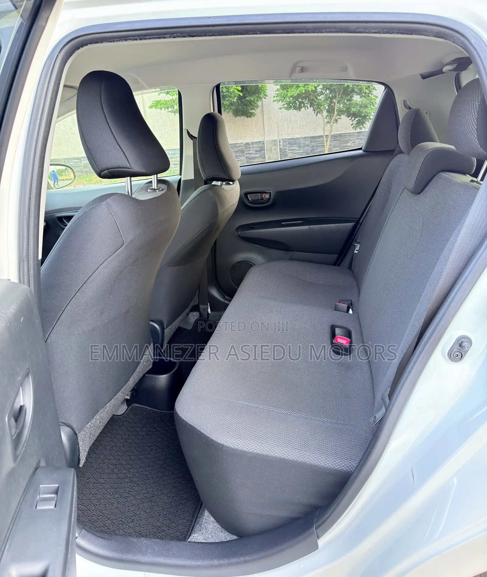 Toyota Vitz 1.3 FWD 5dr 2013 Pearl