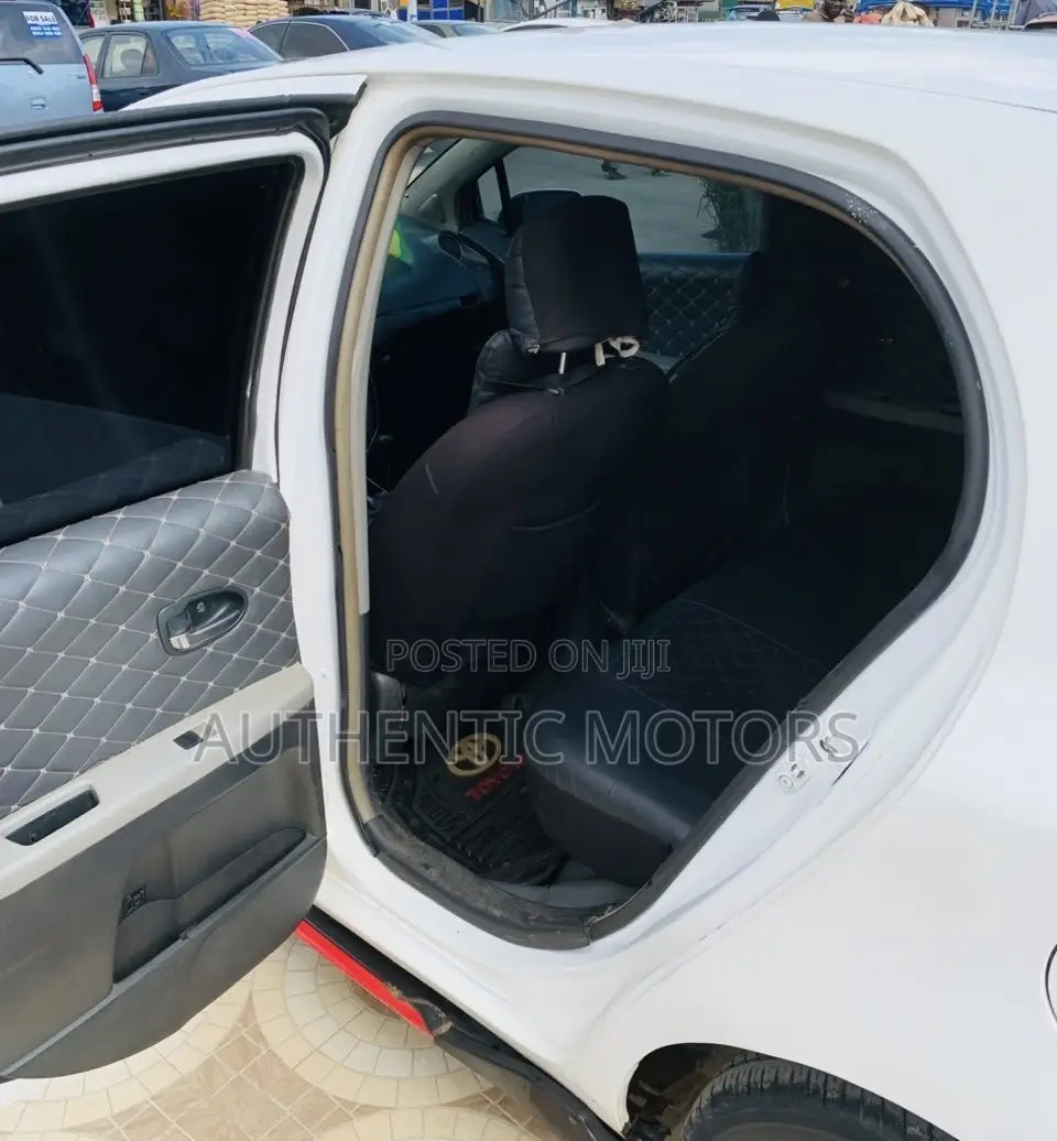 Toyota Vitz 2010 White