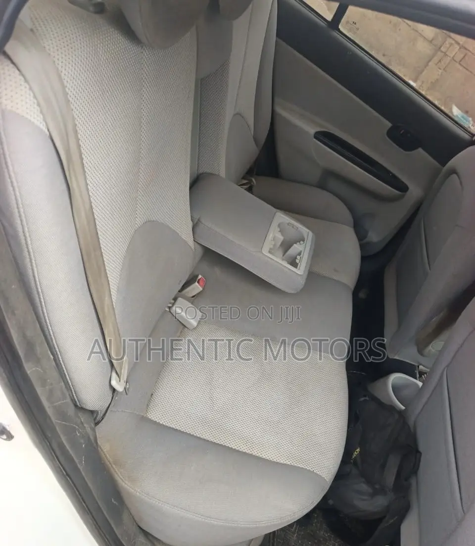 Toyota Vitz 2010 White
