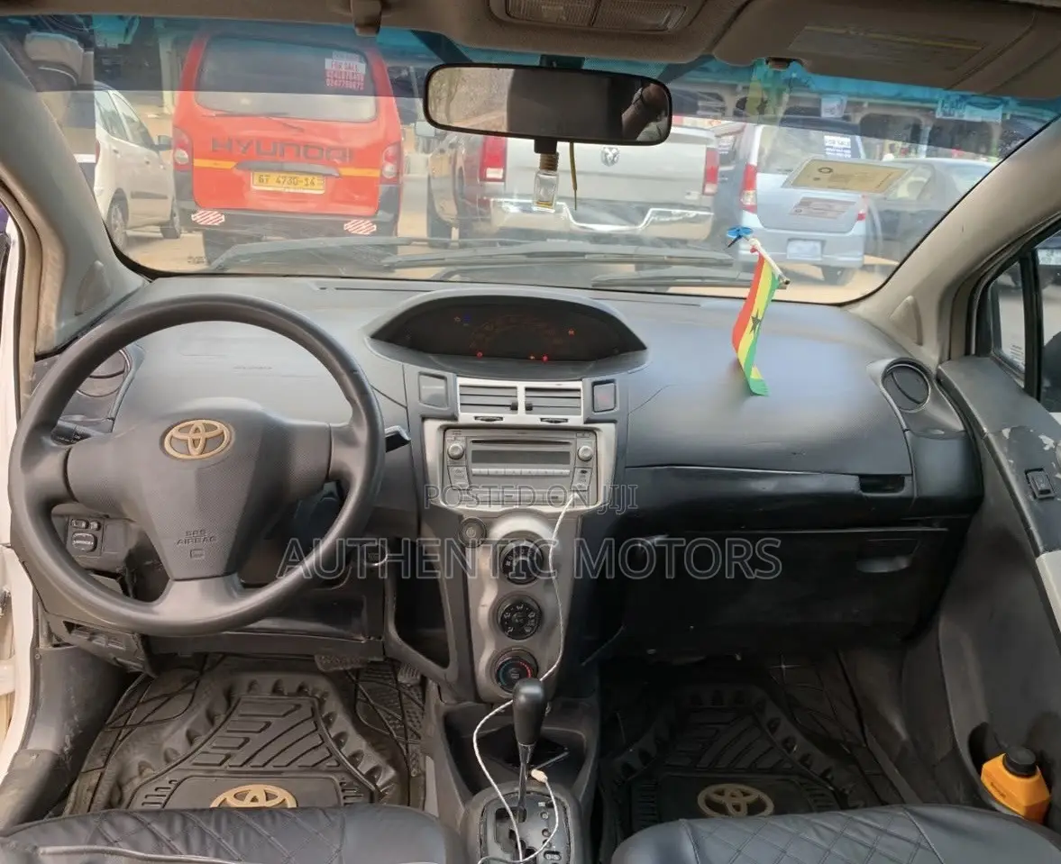 Toyota Vitz 2010 White