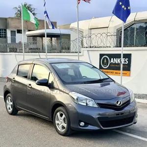 Toyota Vitz 1.3 FWD 5dr 2012 Gray