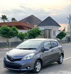 Toyota Vitz 1.3 FWD 5dr 2012 Gray