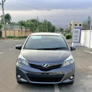Toyota Vitz 1.3 FWD 5dr 2012 Gray