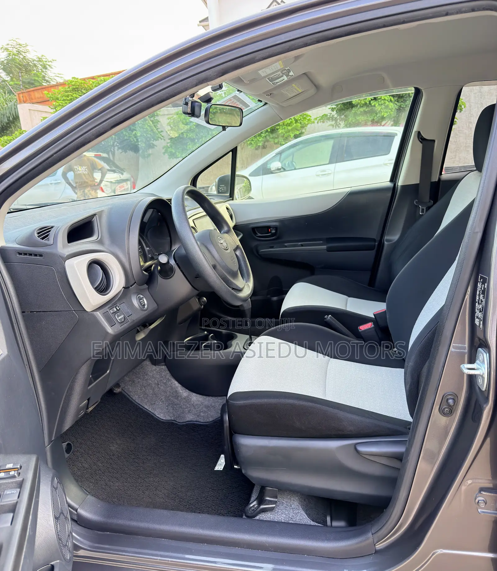 Toyota Vitz 1.3 FWD 5dr 2012 Gray