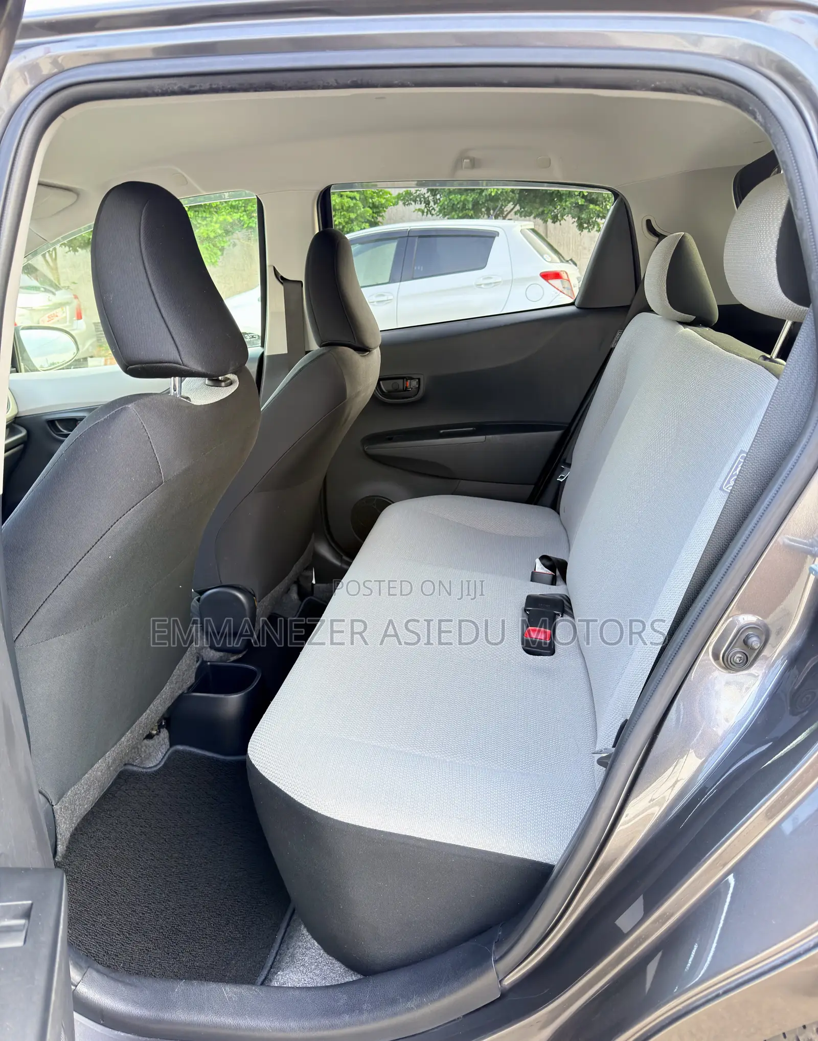 Toyota Vitz 1.3 FWD 5dr 2012 Gray