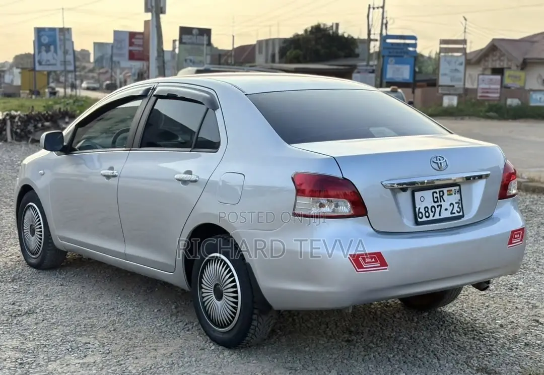 Toyota Belta 2010 Silver