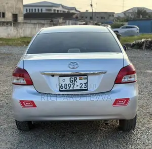 Toyota Belta 2010 Silver