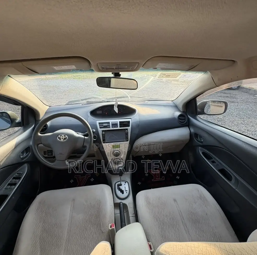 Toyota Belta 2010 Silver