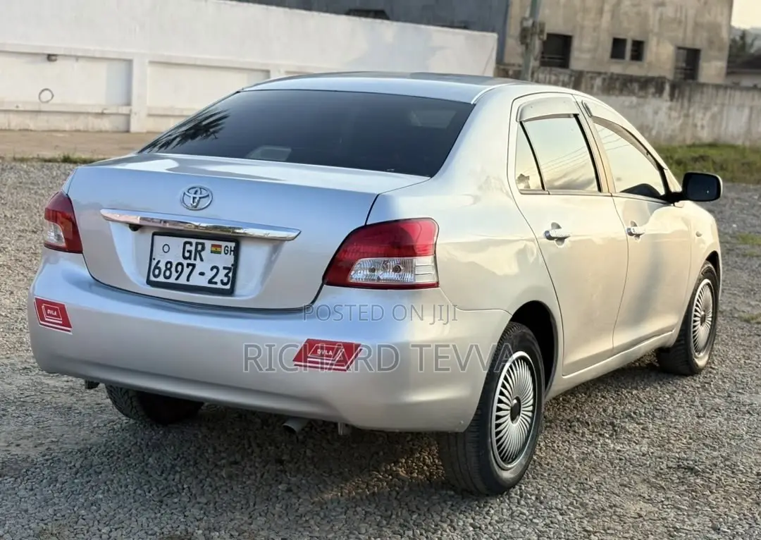 Toyota Belta 2010 Silver