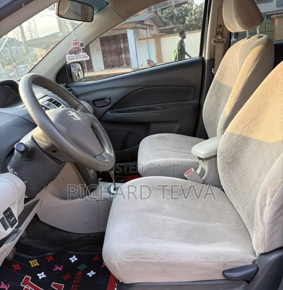 Toyota Belta 2010 Silver