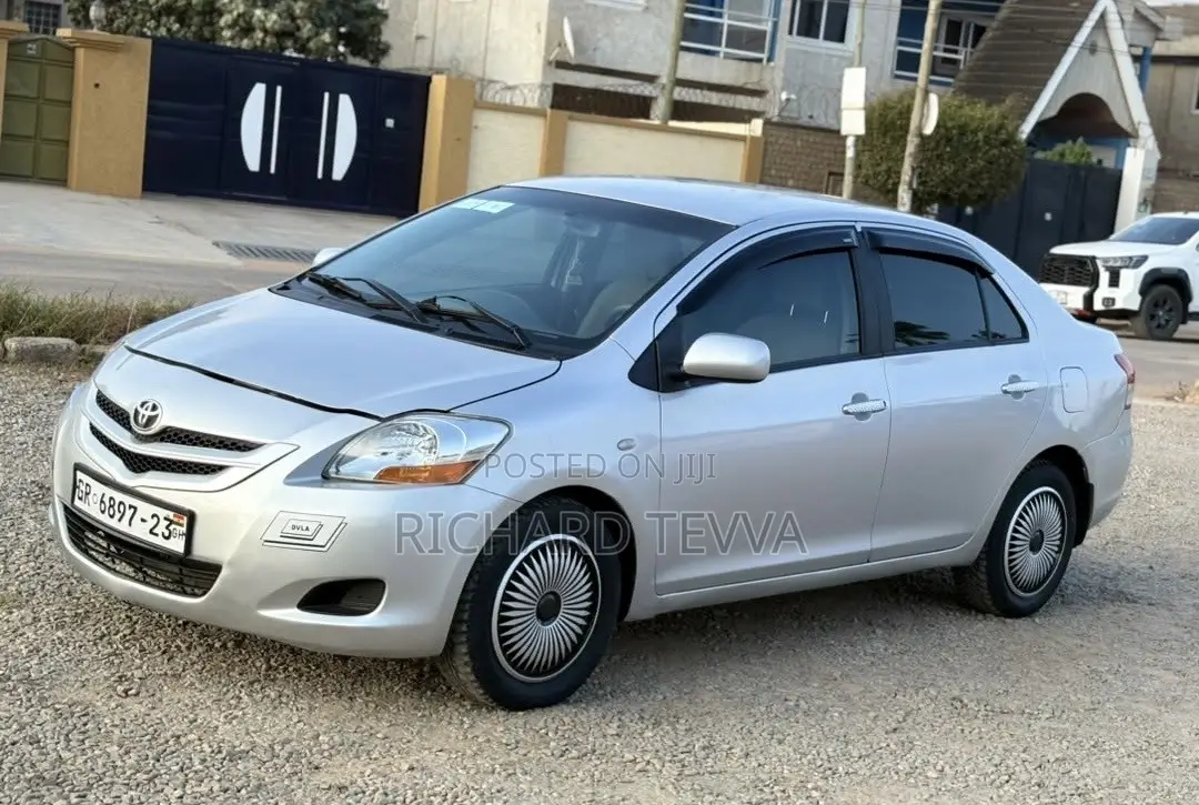 Toyota Belta 2010 Silver