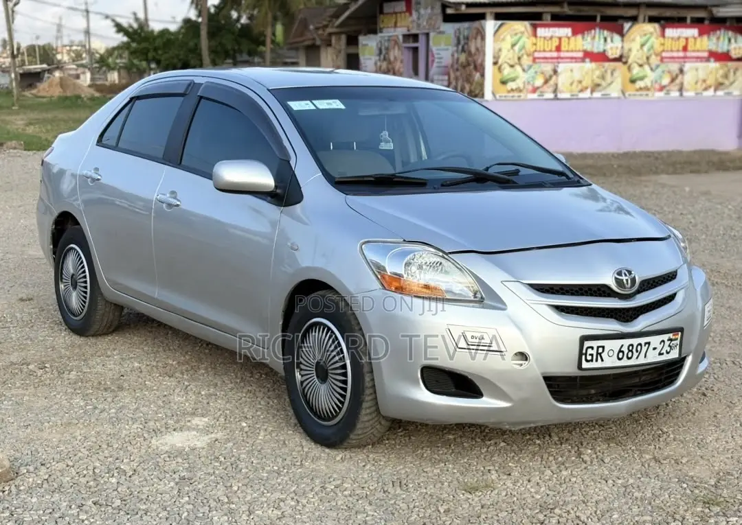 Toyota Belta 2010 Silver
