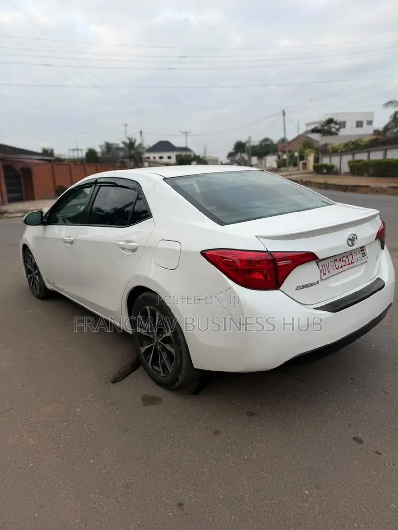 Toyota Corolla SE Special Edition 4dr Sedan (1.8L 4cyl CVT) 2017 Pearl