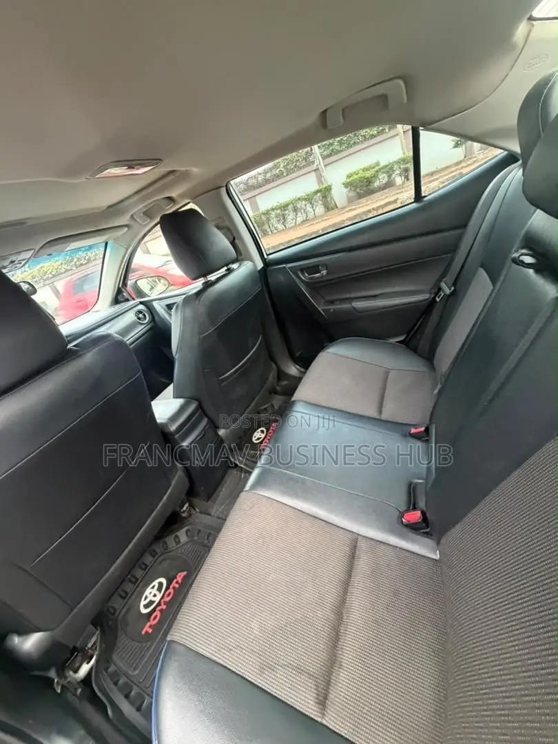 Toyota Corolla SE Special Edition 4dr Sedan (1.8L 4cyl CVT) 2017 Pearl