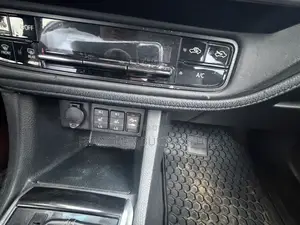 Toyota Corolla SE Special Edition 4dr Sedan (1.8L 4cyl CVT) 2017 Pearl