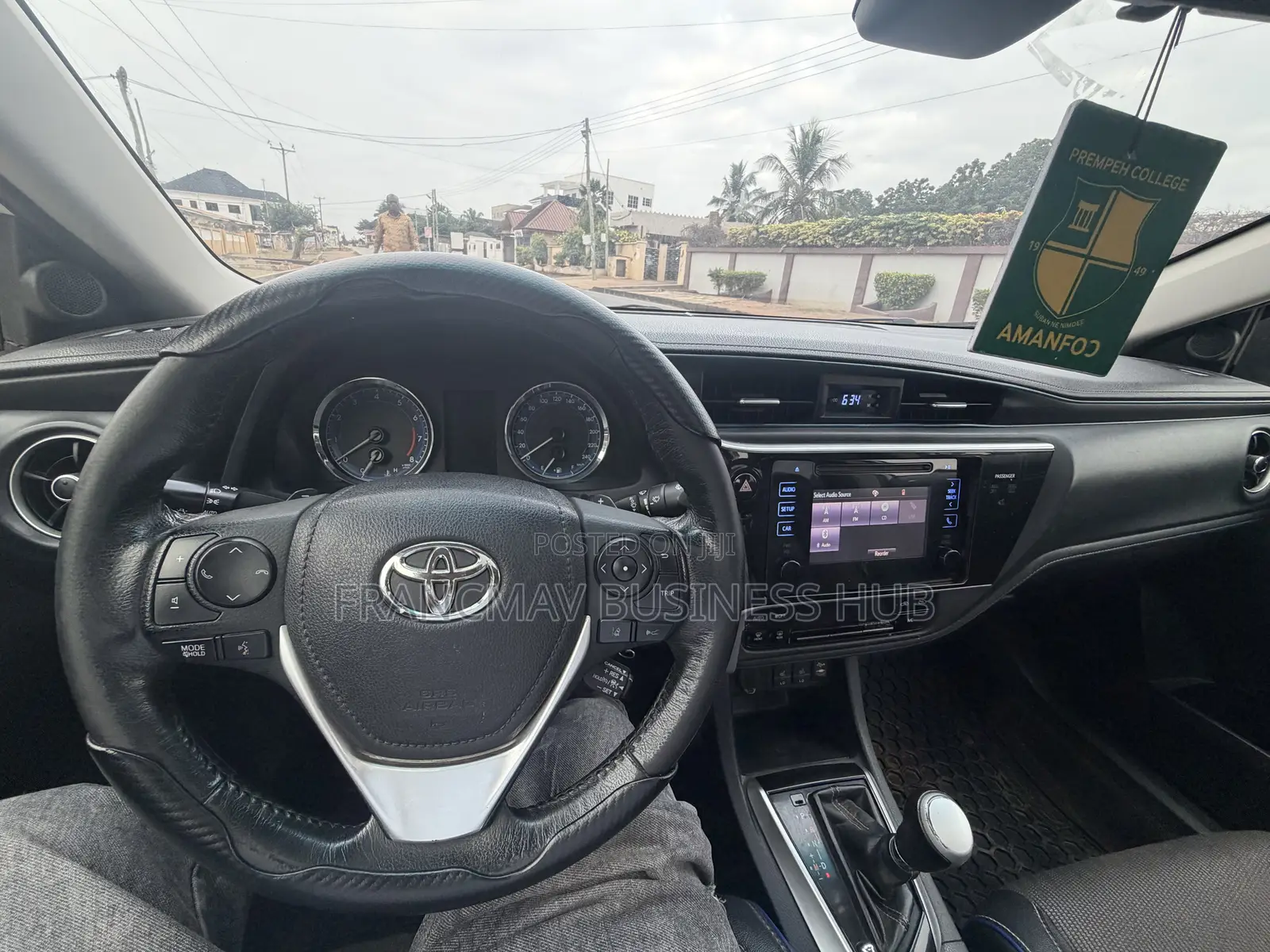 Toyota Corolla SE Special Edition 4dr Sedan (1.8L 4cyl CVT) 2017 Pearl