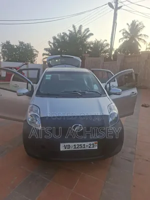 Toyota Vitz 1.0 FWD 3dr 2010 Silver
