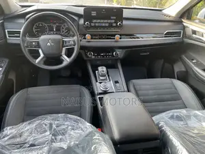 Mitsubishi Outlander SE 2023 White